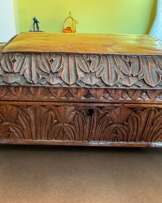 Antico portagioie intagliato in noce