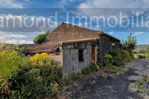 Rustico con uliveto e vigneto a Piedimonte Etneo
