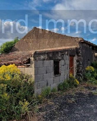 Rustico con uliveto e vigneto a Piedimonte Etneo