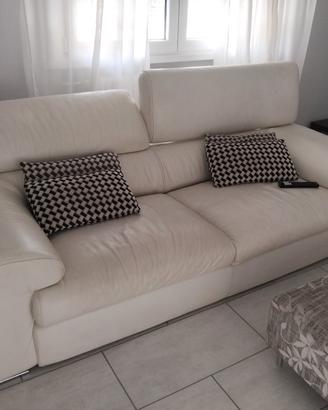 divano  in pelle  colore bianco panna