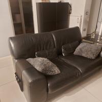 Divano in pelle col.nero in buono stato