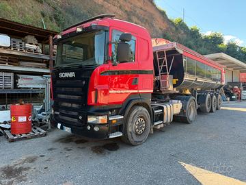 Trattore stradale con semirimorchio