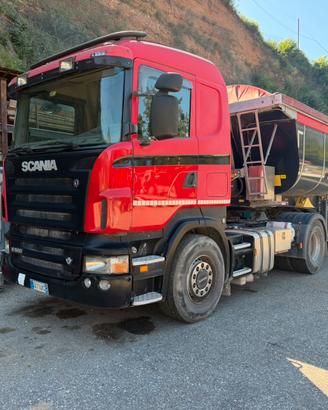 Trattore stradale con semirimorchio