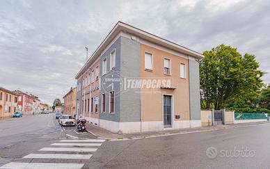 Trilocale con box in centro