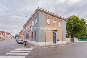 Trilocale con box in centro