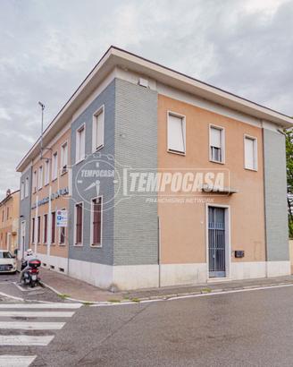 Trilocale con box in centro