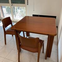 Tavolo in legno con sedie