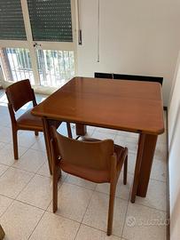 Tavolo in legno con sedie