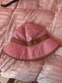 Cappello Gucci rosa a secchiello