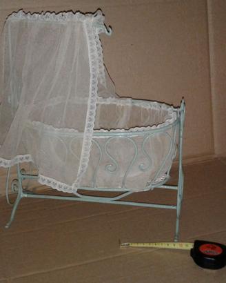 piccola culla giocattolo