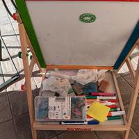 Lavagna con gessi e lettere magnetiche 