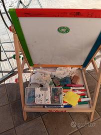 Lavagna con gessi e lettere magnetiche 