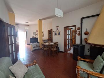 Ampia casa singola con garage