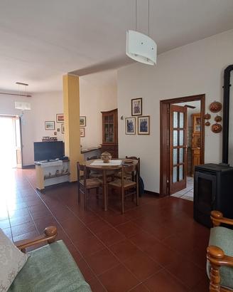 Ampia casa singola con garage
