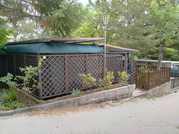 Struttura con casetta più roulotte