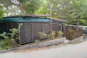 Struttura con casetta più roulotte