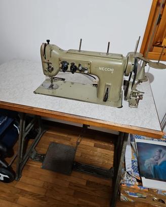 Macchina da cucire industriale Necchi 