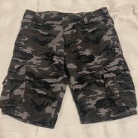 Pantaloni bermuda