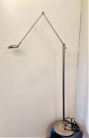 Lampada da studio con braccio movibile