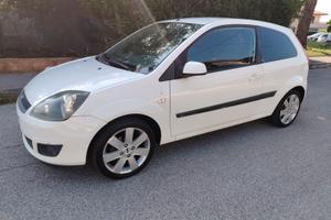 Ford Fiesta 1.4 neo patentati 179000 km come nuova