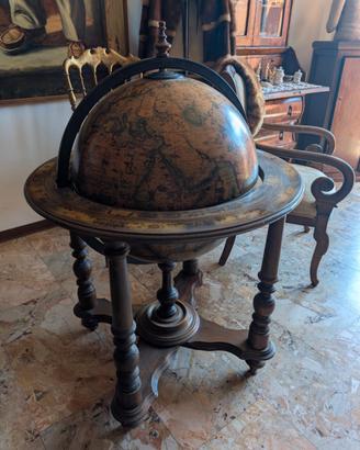 mappamondo con mobile bar