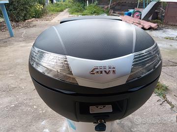 Bauletto Givi + schienalino + staffa.