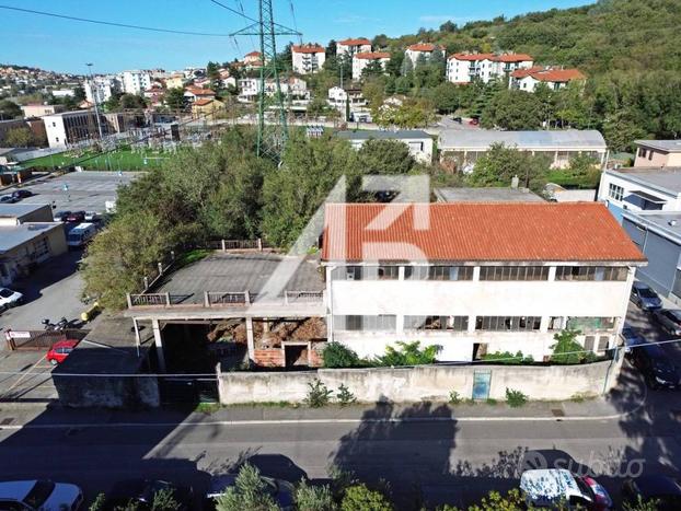 CAPANNONE E TERRENO ZONA INDUSTRIALE - 1417 M²