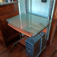 Scrivania a più ripiani