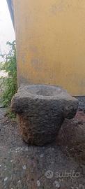 antico mortaio in pietra 
