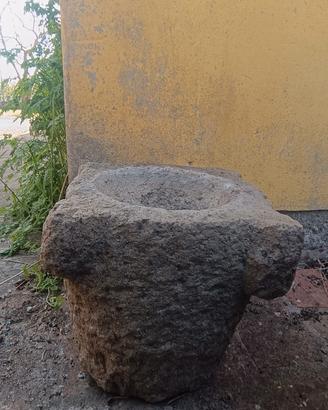antico mortaio in pietra 
