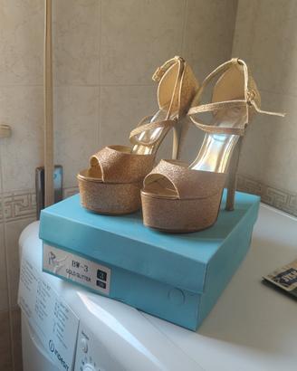 décolleté donna Essex glam con tacchi alti 
