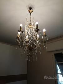 Lampadario a gocce di cristallo e ottone