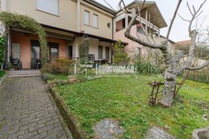 VILLETTA A SCHIERA SU UNICO LIVELLO CON GIARDINO,