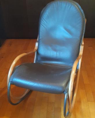 Poltrona a dondolo vintage di design “Nonna”