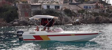 barca con fuoribordo