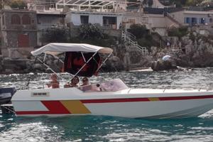 barca con fuoribordo