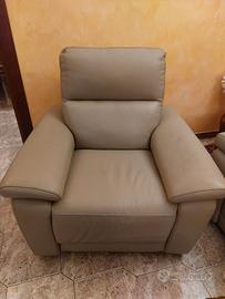 POLTRONA ELETTRICA E DIVANO TRE POSTI