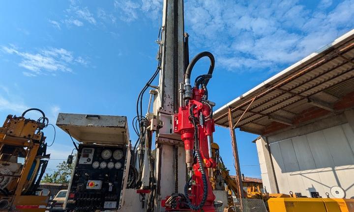 TRIVELLA PERFORATRICE SU CAMION 4x4