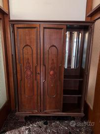 Armadio guardaroba in legno intagliato – Vintage