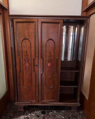 Armadio guardaroba in legno intagliato – Vintage