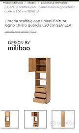 Libreria scaffale con ripiani