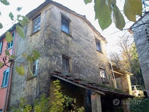 Casa su 3 livelli e magazzino c2 - Vista 2