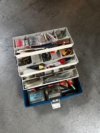 Cassetta da pesca con materiale vario