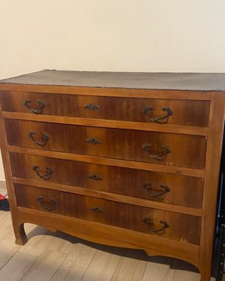 Cassettone antico in legno con piano in cuoio