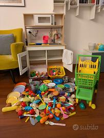 Cucina gioco bambini con cibo e pentolame