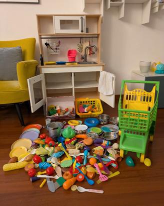 Cucina gioco bambini con cibo e pentolame