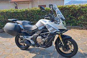 CF MOTO 650 MT con soli 6.000 km
