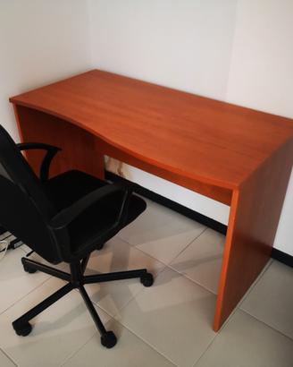 scrivania e sedia