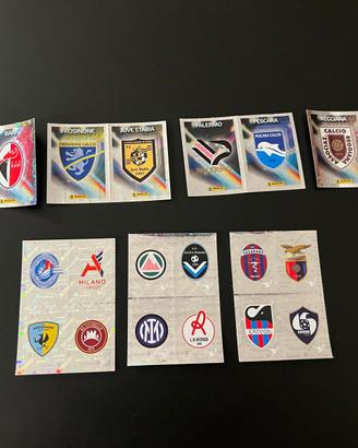 N. 7 figurine con stemmi di 20 squadre di calcio