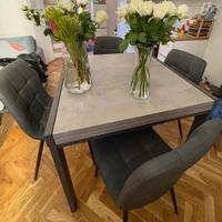 Tavolo da pranzo grigio allungabile con sedie